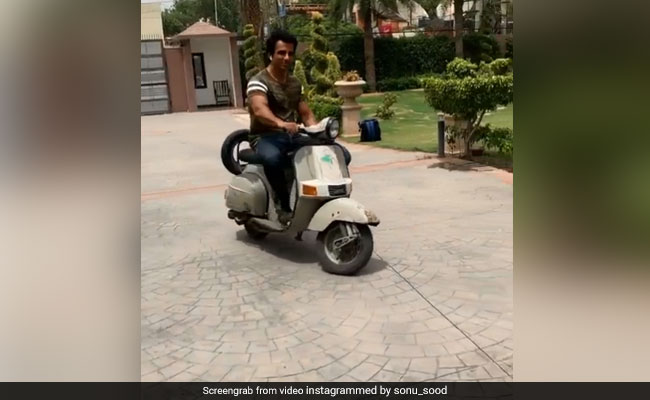 इस बॉलीवुड एक्टर ने चलाया पापा का स्कूटर, वीडियो हुआ वायरल