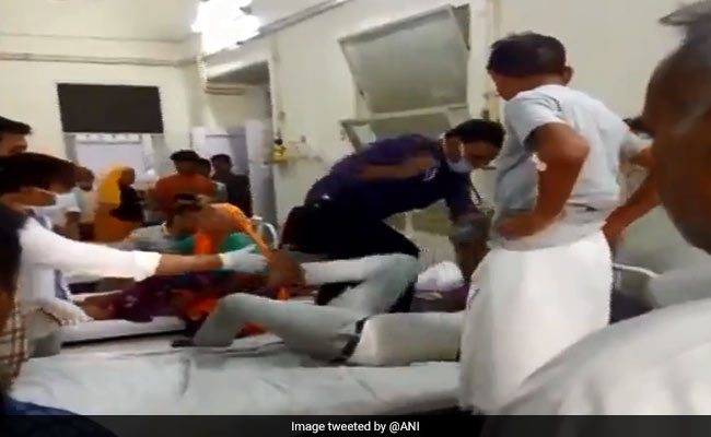 जयपुर के SMS अस्पताल में डॉक्टर ने मरीज को पीटा, सोशल मीडिया पर वायरल हो रहा मारपीट का VIDEO
