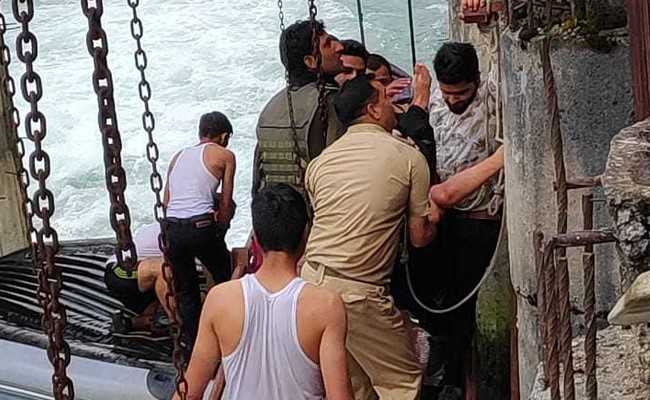 2 Killed, 8 Injured As Raft Overturns In River In Jammu and Kashmir