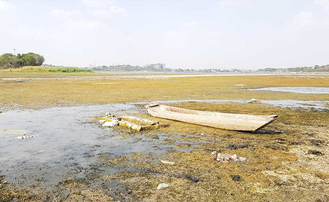 यहां 'जनता' नदी में रोज गड्ढा खोदकर पानी जुटा रही, कांग्रेस-बीजेपी दोषारोपण से गला तर कर रहीं