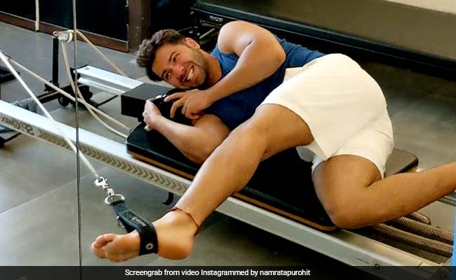 वरुण धवन को दर्द से कराहते देख फैन्स का पिघला दिल, बोले- इसे दर्द मत दो...देखें Video वरुण धवन को दर्द से कराहते देख फैन्स का पिघला दिल, बोले- इसे दर्द मत दो...देखें Video