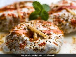 होली पर रंगों के साथ लगाएं स्वाद का जबरदस्त तड़का, ट्राई करें सॉफ्ट और टेस्टी दही वड़ा, इस सरल विधि से खुद ही बनाएं होली पर रंगों के साथ लगाएं स्वाद का जबरदस्त तड़का, ट्राई करें सॉफ्ट और टेस्टी दही वड़ा, इस सरल विधि से खुद ही बनाएं