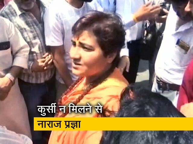 कोर्ट में कुर्सी न मिलने से नाराज हुईं प्रज्ञा ठाकुर, सुनवाई के वक्त खड़ी रहीं दीवार के सहारे