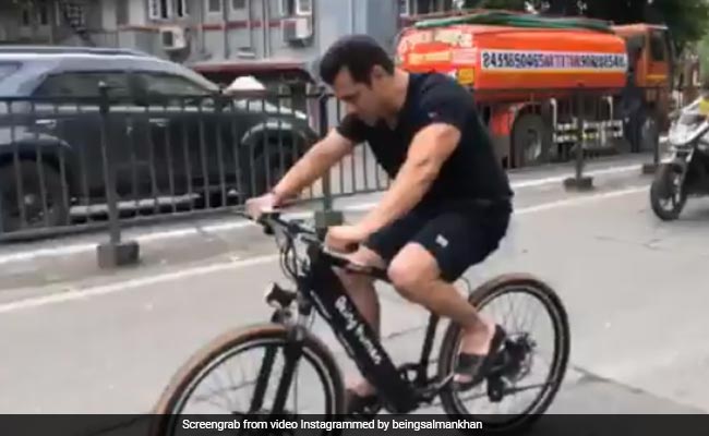 सलमान खान ने की इस अंदाज में साइकलिंग, Video देख फैंस भी रह गए हैरान