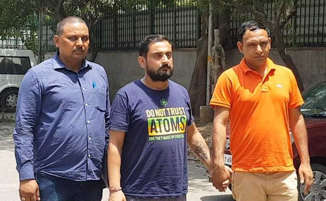 गोदाम में छापा मारने पर मिला लाखों का चंदन, तस्करी के तार चीन तक जुड़े