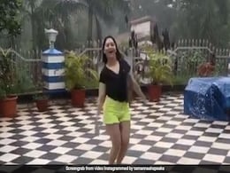 मुंबई की बारिश देख खुद को नहीं रोक पाईं 'बाहुबली' की एक्ट्रेस, रेन डांस का वीडियो हुआ वायरल मुंबई की बारिश देख खुद को नहीं रोक पाईं 'बाहुबली' की एक्ट्रेस, रेन डांस का वीडियो हुआ वायरल