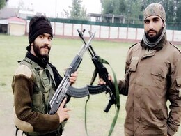 जम्मू-कश्मीर: पुलवामा में सुरक्षाबलों ने मारे गिराए 4 आतंकी, जिसमें हथियार लेकर भागे 2 SPO भी थे शामिल जम्मू-कश्मीर: पुलवामा में सुरक्षाबलों ने मारे गिराए 4 आतंकी, जिसमें हथियार लेकर भागे 2 SPO भी थे शामिल