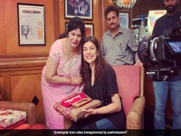 सुष्मिता सेन को उनके भाई के ससुराल से मिला फेवरेट गिफ्ट तो यूं जाहिर की खुशी, वायरल हुआ Video सुष्मिता सेन को उनके भाई के ससुराल से मिला फेवरेट गिफ्ट तो यूं जाहिर की खुशी, वायरल हुआ Video