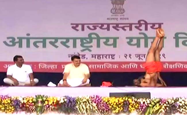 International Yoga Day: स्वामी रामदेव और सीएम फडणवीस ने नांदेड़ में किया योग, यहां देखिए वीडियो