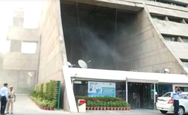 दिल्ली नगर निगम के सदन ने पार्षदों का भत्ता प्रति बैठक 300 रुपये से बढ़ाकर 25 हजार रुपये किया