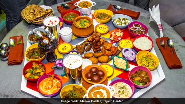 This Gigantic Thali In Rajouri Garden Weighs Approx. 25 Kgs And Has More Than 30 Dishes