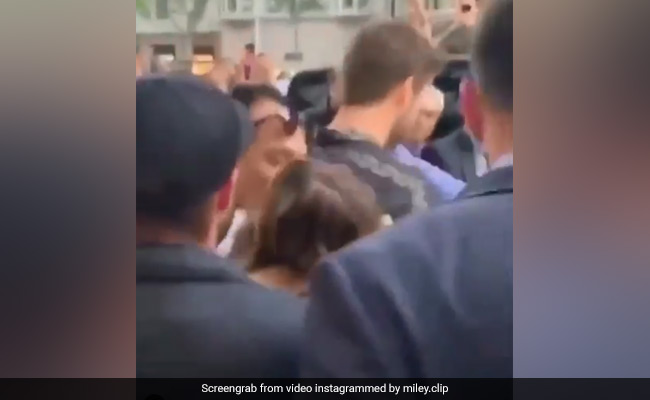 भीड़ से गुजर रहीं माइली सायरस को एक फैन ने जबरन किया किस, Video देख भड़के फैन