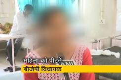 बीजेपी विधायक ने सरेआम लात-घूसों से की महिला की पिटाई बीजेपी विधायक ने सरेआम लात-घूसों से की महिला की पिटाई