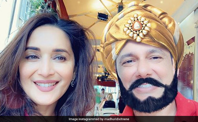 माधुरी दीक्षित पति श्रीराम नेने के साथ कुछ यूं आईं नजर, लिखा- अपने महाराजा के साथ...देखें Photos