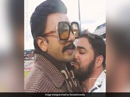 हार के बाद पाकिस्तानी फैन के आंसू पोंछते नजर आए रणवीर सिंह, Video हुआ वायरल हार के बाद पाकिस्तानी फैन के आंसू पोंछते नजर आए रणवीर सिंह, Video हुआ वायरल