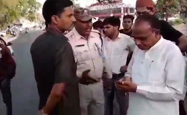 पुलिस के चालान करने पर इतने भड़के विधायक कि देने लगे यह धमकी...देखें-VIDEO