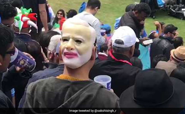 भारत-साउथ अफ्रीका मैच में दिखा पीएम नरेंद्र मोदी का 'चेहरा', एमएस धोनी की पत्नी देखकर रह गईं हैरान