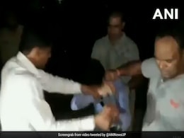 उत्तर प्रदेश में रिपोर्टिंग के लिए पहुंचे पत्रकार की रेलवे पुलिस ने कर दी बुरी तरह पिटाई, वीडियो हुआ वायरल उत्तर प्रदेश में रिपोर्टिंग के लिए पहुंचे पत्रकार की रेलवे पुलिस ने कर दी बुरी तरह पिटाई, वीडियो हुआ वायरल