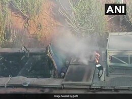 यात्री ट्रेन ट्रैक पर टॉवर वैन से टकराई, इंजन में आग लगी; तीन लोगों की मौत यात्री ट्रेन ट्रैक पर टॉवर वैन से टकराई, इंजन में आग लगी; तीन लोगों की मौत