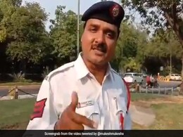 Delhi Traffic कॉन्स्टेबल ने सुनाया Rap, बोले- 'हेल्मेट नहीं लगाया तो आपका टाइम आएगा...' देखें VIDEO Delhi Traffic कॉन्स्टेबल ने सुनाया Rap, बोले- 'हेल्मेट नहीं लगाया तो आपका टाइम आएगा...' देखें VIDEO