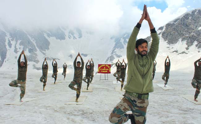 International Yoga Day: खून जमा देने वाली ठंड में बहादुर जवानों ने किया पहाड़ों पर योग, देशभर से सामने आईं तस्वीरें