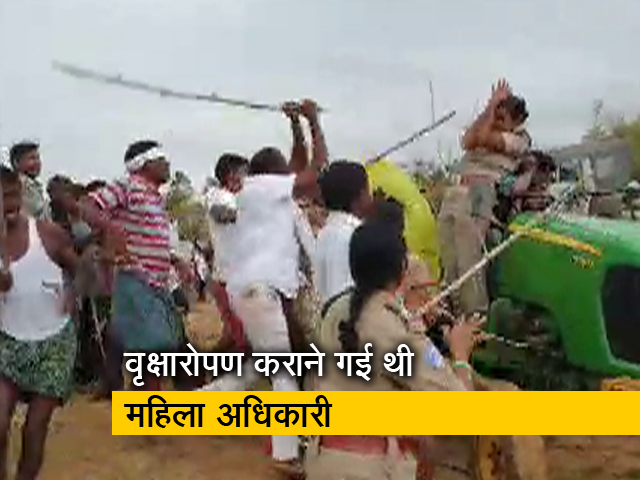 तेलंगाना में महिला अफसर की TRS कार्यकर्ताओं ने की पिटाई