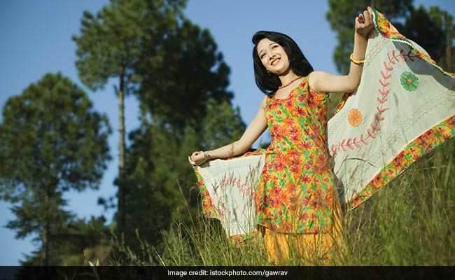 9 Lucknow <i>Chikan Kurtas</i> To Add To Your Closet