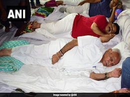 कर्नाटक में जेएसडब्ल्यू भूमि सौदे के विरोध में रात भर धरने पर डटे रहे बीएस येदियुरप्पा कर्नाटक में जेएसडब्ल्यू भूमि सौदे के विरोध में रात भर धरने पर डटे रहे बीएस येदियुरप्पा