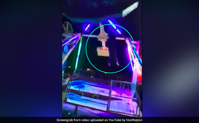 झूला झूलते-झूलते अचानक गिरी महिला, चीख पड़े लोग... देखें दिल दहला देने वाला VIDEO