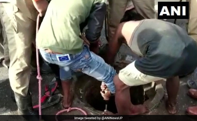 2 Men Die After Inhaling Poisonous Gas While Cleaning 40 Feet Deep Sewer