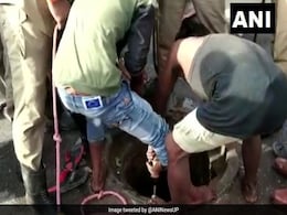 सीवर की सफाई के दौरान तीन वर्षों में हुई 271 सफाईकर्मियों की मौत: आयोग सीवर की सफाई के दौरान तीन वर्षों में हुई 271 सफाईकर्मियों की मौत: आयोग