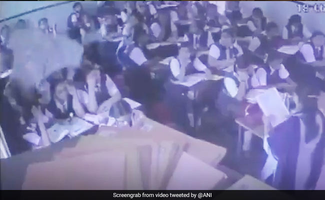 महाराष्ट्र के स्कूल में छात्राओं पर अचानक गिर पड़ा छत का एक हिस्सा, देखें- VIDEO