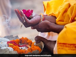 Muslim Family In UP Cremates Hindu Man, Conducts Prayer Meet Muslim Family In UP Cremates Hindu Man, Conducts Prayer Meet