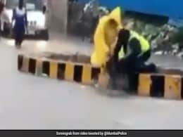 मुंबई के इस पुलिसवाले ने भारी बारिश और बाढ़ से बचाई कुत्ते की जान, वायरल हुआ वीडियो मुंबई के इस पुलिसवाले ने भारी बारिश और बाढ़ से बचाई कुत्ते की जान, वायरल हुआ वीडियो