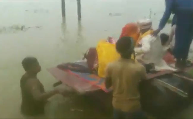 बिहार में बाढ़ का कहर जारी, ड्रम से बनी नाव में बैठकर विदा हुई दुल्हन, यहां देखें VIDEO