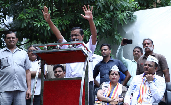 डॉ. अंबेडकर पाठशाला के संस्थापक राजकुमार आनंद ने थामा आम आदमी पार्टी का दामन  