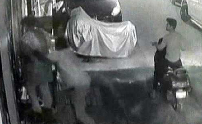 On CCTV, 2 Men Snatch Delhi Woman's Bag; Cops Accused Of Not Filing Case