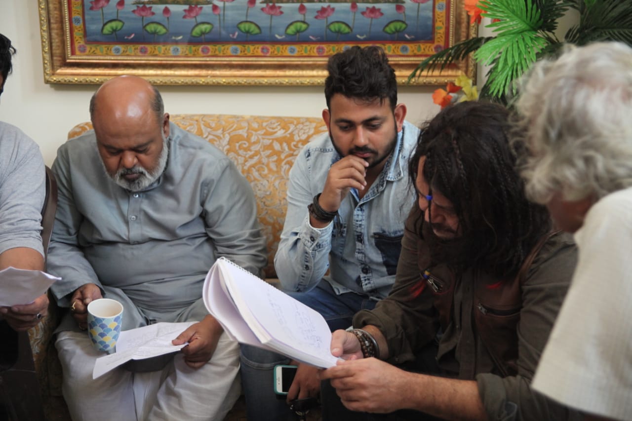 ...जब 'फैमिली ऑफ ठाकुरगंज' के सेट पर मच गया था बवाल, नाराज होकर एक्टर सौरभ शुक्ला ने खुद को कर लिया था वैनिटी वैन में बंद