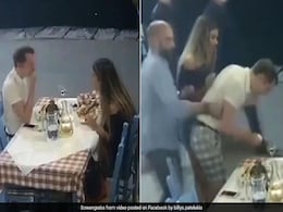 गर्लफ्रेंड के साथ डिनर पर गया शख्स, गले में फंसा खाना तो तड़पता रहा, फिर हुआ कुछ ऐसा... देखें VIDEO गर्लफ्रेंड के साथ डिनर पर गया शख्स, गले में फंसा खाना तो तड़पता रहा, फिर हुआ कुछ ऐसा... देखें VIDEO