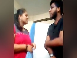 इस TikTok Video के कारण निकाले गए दो डॉक्टर, अस्पताल में Arijit Singh के गाने पर बना रहे थे वीडियो इस TikTok Video के कारण निकाले गए दो डॉक्टर, अस्पताल में Arijit Singh के गाने पर बना रहे थे वीडियो