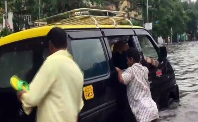 Mumbai Rains: 24 घंटे की बारिश ने तोड़ा एक दशक का रिकॉर्ड, घरों में रहने की हिदायत- 10 खास बातें