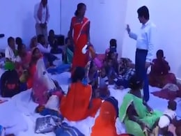 मध्य प्रदेश: 500 बच्चे इलाज के लिए आए थे अस्पताल, सभी को नहीं मिला बेड तो कलेक्टर ने 100 बच्चों को अपने बंगले में रखा मध्य प्रदेश: 500 बच्चे इलाज के लिए आए थे अस्पताल, सभी को नहीं मिला बेड तो कलेक्टर ने 100 बच्चों को अपने बंगले में रखा