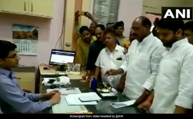 बिजली बिल में गड़बड़ी के चलते BJP विधायक और SDM के बीच बहस, लगाए 'हाय-हाय' के नारे- देखें Video