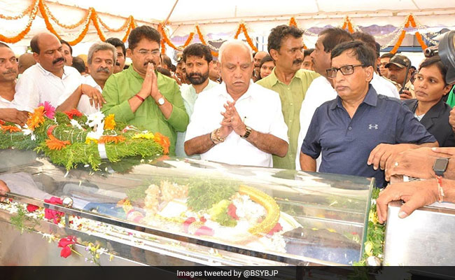 CCD Founder VG Siddhartha's Son Breaks Down At Funeral, Hundreds Attend