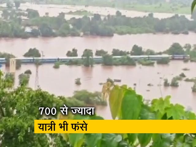 बाढ़ की वजह से बीच रास्ते में फंसी महालक्ष्मी एक्सप्रेस