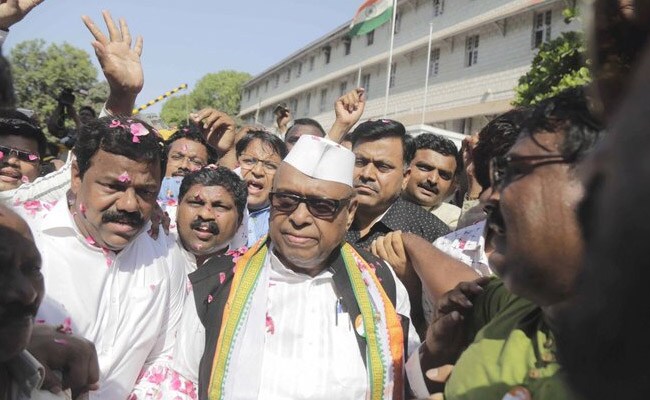 मिलिंद देवड़ा के इस्तीफे के बाद कांग्रेस ने इस नेता को बनाया मुंबई इकाई का अध्यक्ष मिलिंद देवड़ा के इस्तीफे के बाद कांग्रेस ने इस नेता को बनाया मुंबई इकाई का अध्यक्ष