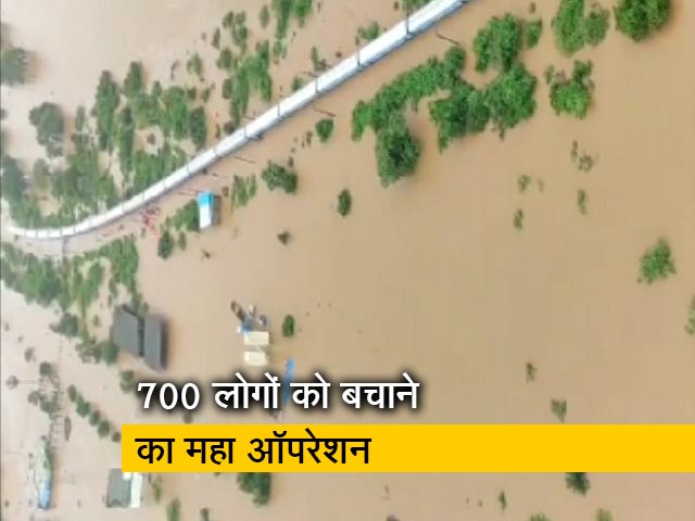 घंटो मशक्कत के बाद महालक्ष्मी एक्सप्रेस से बचाए गए 700 लोग