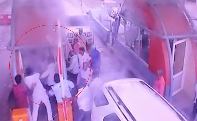 BJP नेताओं की गुंडागर्दी: टोल टैक्स मांगने पर कर्मचारी को जमकर पीटा, CCTV में कैद पूरा मंजर