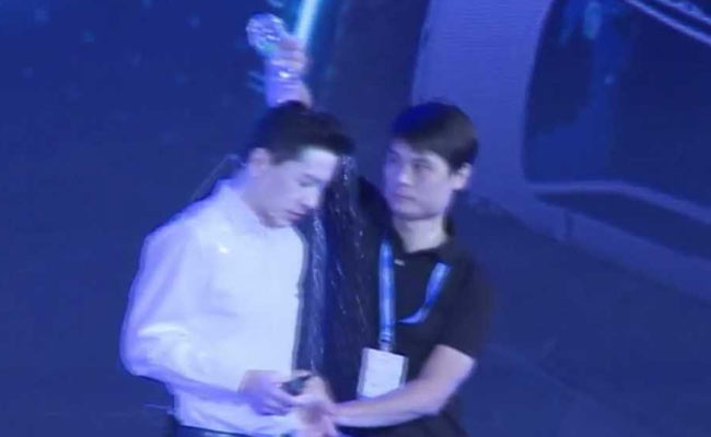 Man Pours Water On Baidu CEO During Speech In Shocking Video