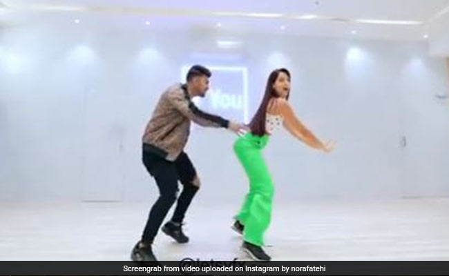 नोरा फतेही ने 'साकी-साकी' पर डांस कर फैन्स से पूछा- मेरी पैंट का कलर बता सकते हो...देखें Video